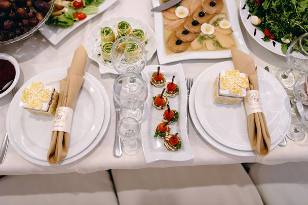 Festive wedding guest table setting with forks, knives, glasses and napkins - Photo, Image