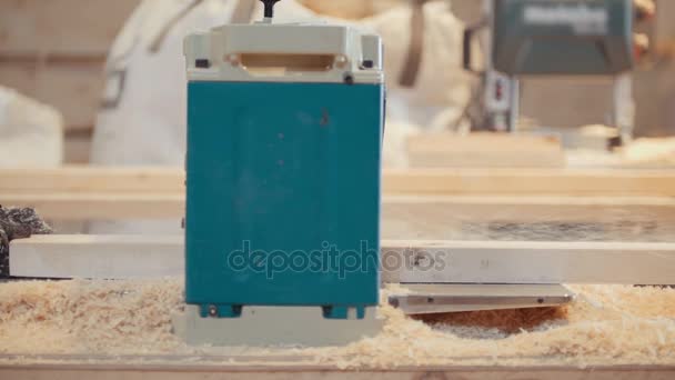 Pracovníci řízení procesu řezání a leštění dřevěných prken na pile, spousta pilin - Záběry, video