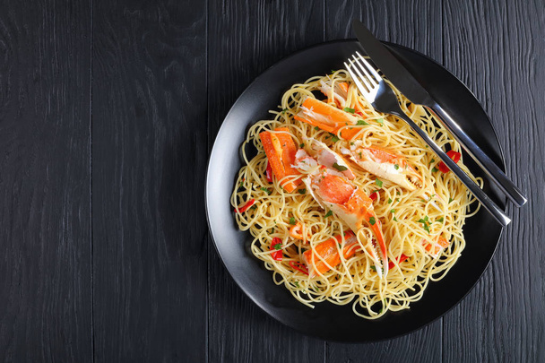spaghetti with Crab on black plate - Foto, imagen