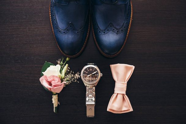 Stylish men's shoes on a dark wooden table - Foto, afbeelding