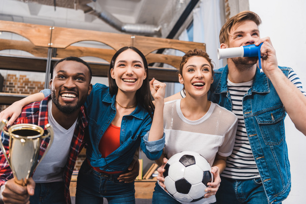izgatott fiatal többnemzetiségű meg néz foci meccs együtt otthon - Fotó, kép