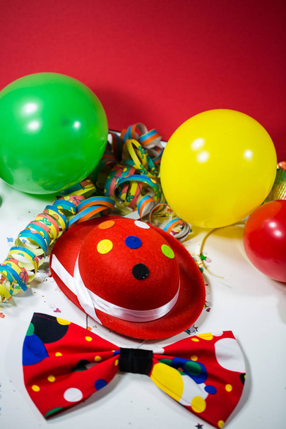 Вечеринка шляпа с луком, воздушные шары и ленты, косой фото
 - Фото, изображение