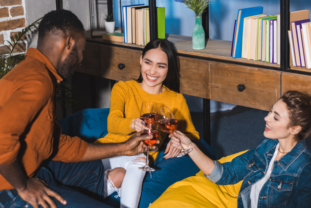 felici giovani amici multietnici Clinking bicchieri di vino insieme
 - Foto, immagini