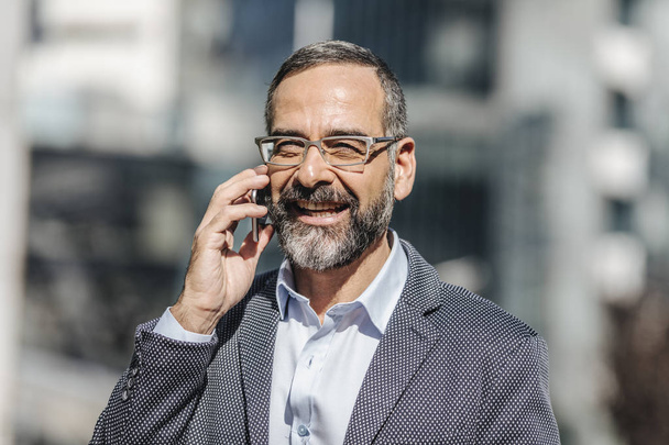 Businessman Talking on Cell Phone - Foto, Bild