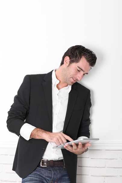 Man using electronic tablet - Foto, afbeelding