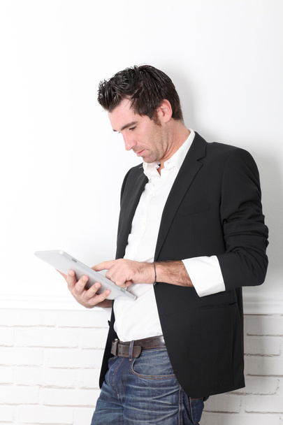Man using electronic tablet - Foto, imagen