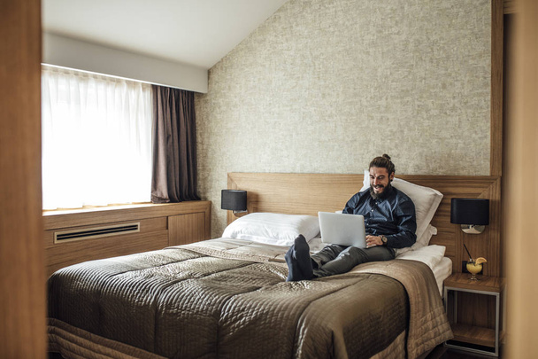 Businessman Typing on Laptop at Hotel - Zdjęcie, obraz