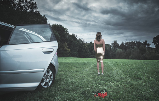 Sexy Frau verlässt Auto und Blumen - Foto, Bild