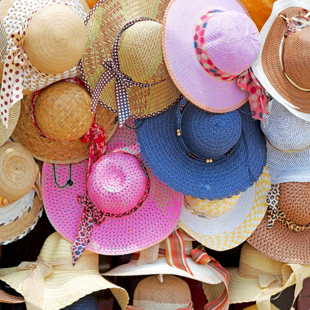in een oude markt allerlei colorated hoeden als achtergrond kleding - Foto, afbeelding