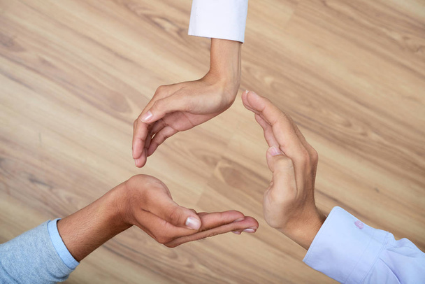 Drei Geschäftsleute machen Kreis mit ihren Händen: Kraft der Teamarbeit - Foto, Bild