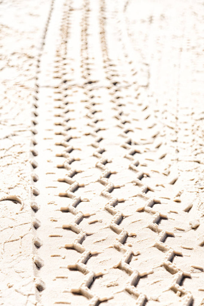 v pouštním beach track z osobních a nákladních automobilů v písku jako abstraktní pozadí - Fotografie, Obrázek
