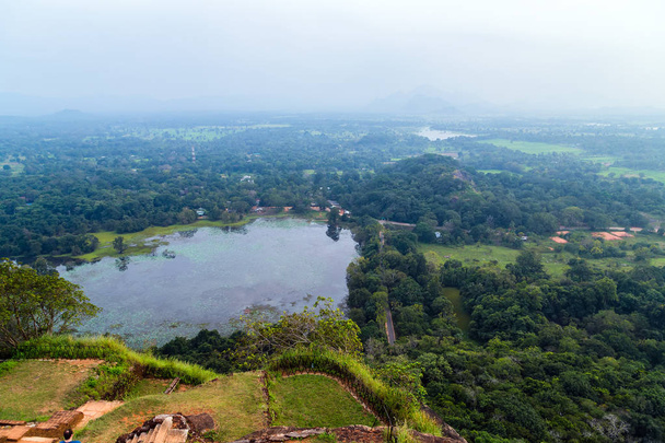 Skálu Sígirija nebo Sinhagiri letecký panoramatický pohled, které dominují - Fotografie, Obrázek