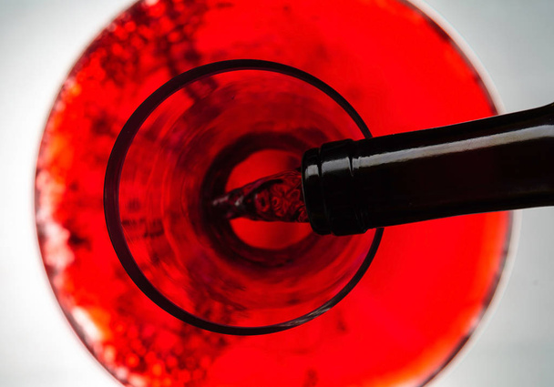 Red wine pouring in decanter, close up - Foto, imagen
