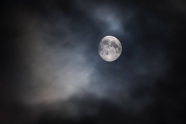 深夜にぼかし曇の背後にある満月 - 写真・画像