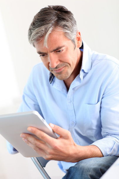 Office worker using electronic tablet - Foto, imagen