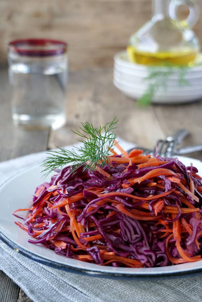 Salad with red cabbage and carrots in a plate - Foto, immagini