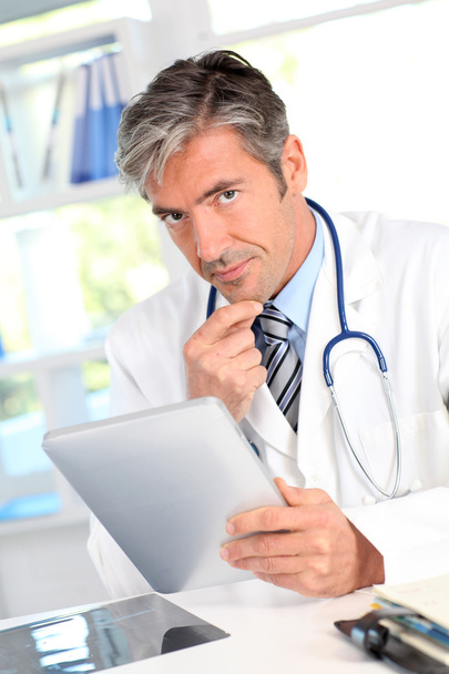 Portrait of medical using electronic tablet - Photo, image