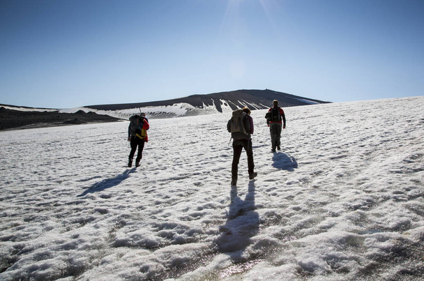 Wanderer auf dem Gipfel des Berges in der Nähe von Trollsteinen, Spitzbergen - Foto, Bild