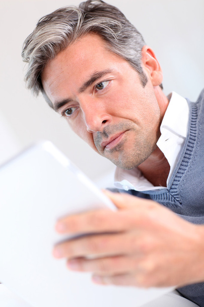 40-year-old man at home using electronic tablet - Valokuva, kuva