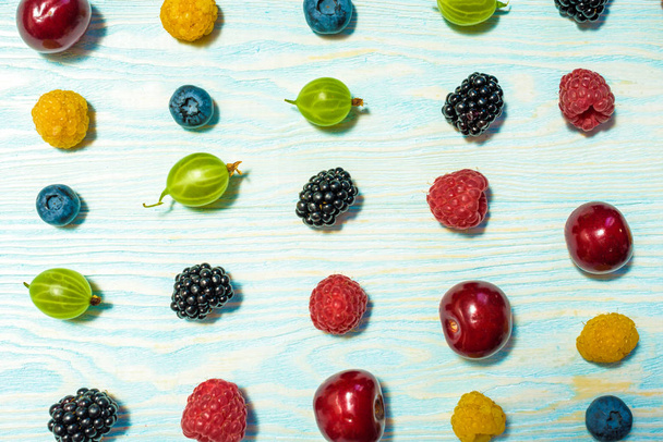 Collage van verschillende fruit en bessen geïsoleerd op wit. - Foto, afbeelding