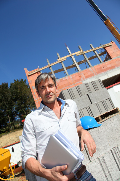 Entrepreneur on building site with tablet - Foto, afbeelding