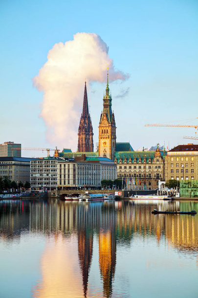 Ansicht der Stadtlandschaft spiegelt sich im Fluss mit Himmel auf dem Hintergrund - Foto, Bild