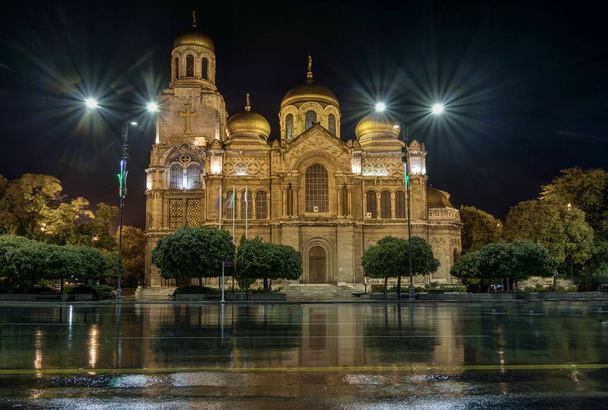 catedral de Varna por la noche lluviosa
 - Foto, imagen