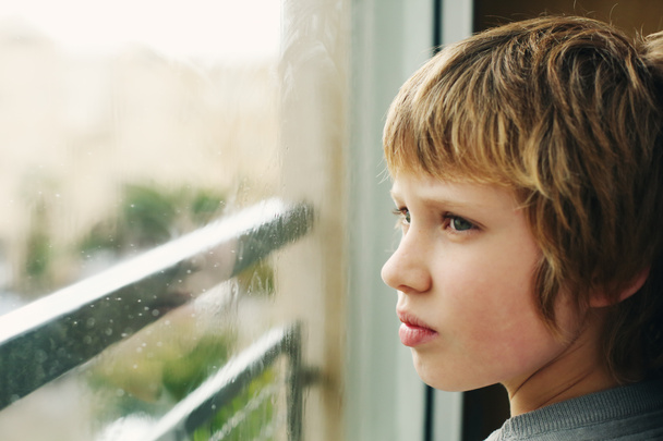 Roztomilý 10 let staré autistického chlapce do oken - Fotografie, Obrázek