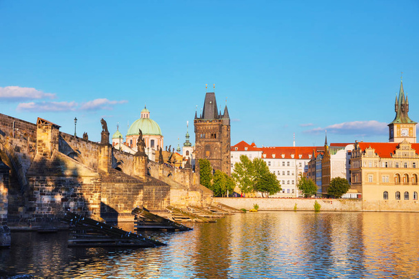 Most Karola i Wieża starego miasta w Pradze z brzegu Wełtawy - Zdjęcie, obraz