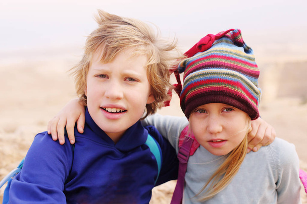 Портрет счастливой 7-летней девочки с 10-летним братом-аутистом на улице
 - Фото, изображение