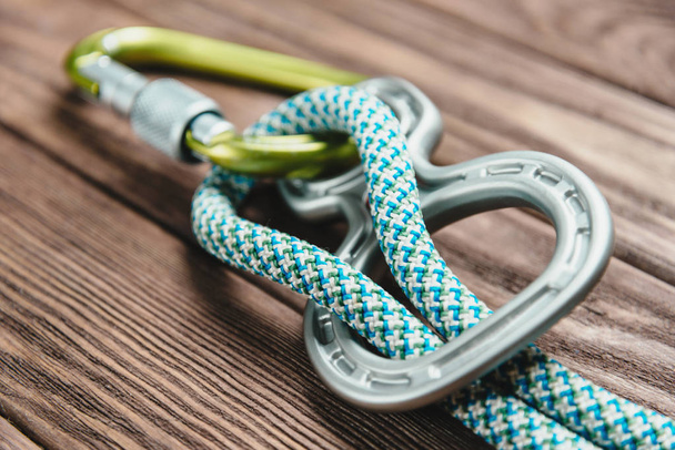 Climbing belay device with rope. - Foto, Imagem