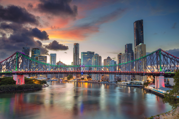 Brisbane. Obraz pejzaż panoramę Brisbane, Australia z historia mostu zachodzące dramatyczna. - Zdjęcie, obraz