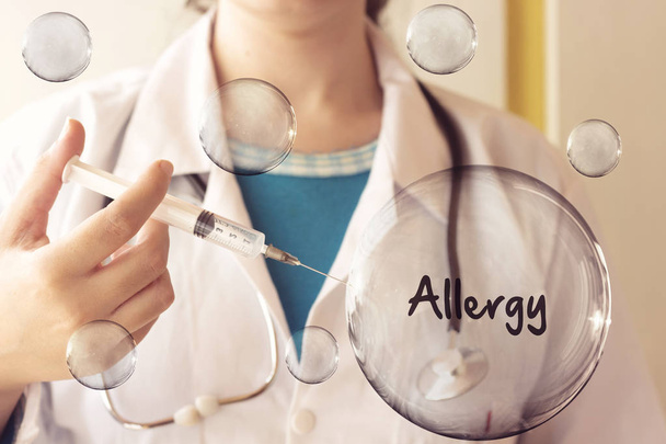 Doktor žena držící injekční stříkačky a vstříkněte alergie bublina - Fotografie, Obrázek