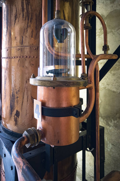Podrobnosti o měděných nástrojů používá destilace pálenky. - Fotografie, Obrázek