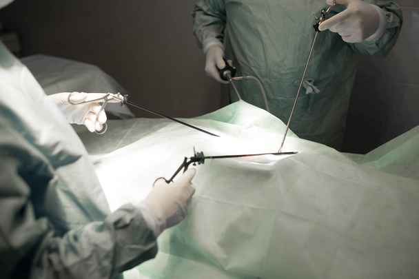 Лікар перевіряє кров'яний тиск пацієнта під час операції. медицина, хірургія, реанімація, надзвичайна концепція. крупним планом
 - Фото, зображення
