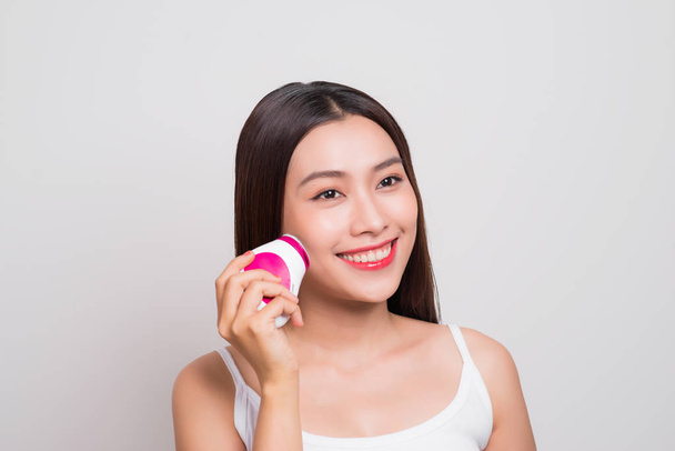 Giovane donna asiatica utilizzando spazzola elettrica per profondamente pulito
 - Foto, immagini