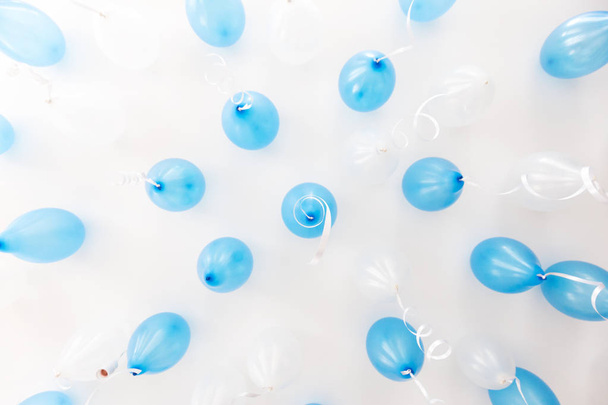 niebieskie balony w urodziny - Zdjęcie, obraz