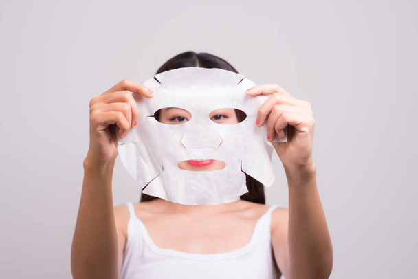 Cara cuidados com a pele. Mulher com pano hidratante máscara em seu rosto
 - Foto, Imagem