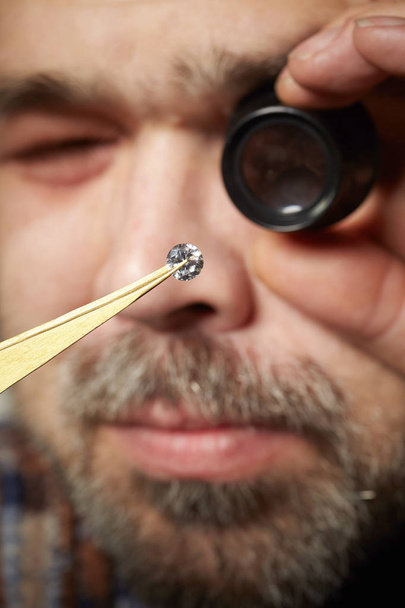 Régi stílusú gyémánt csempész nézi brlliants a Nagyítólencse - Fotó, kép