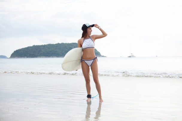 surfboard ile kız - Fotoğraf, Görsel