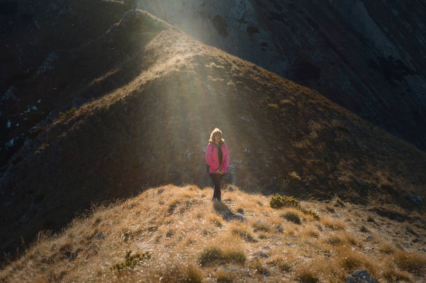 Turysta kobieta idąc od szczytów górskich - Zdjęcie, obraz