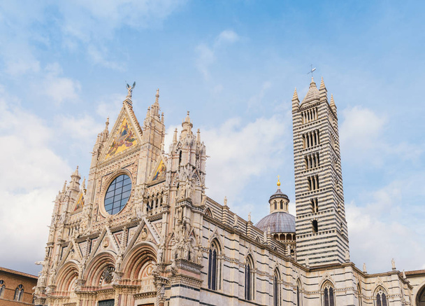 Siena Cathedral, Tuscany, Italy with copy space in blue Mediterranean sky - Foto, immagini