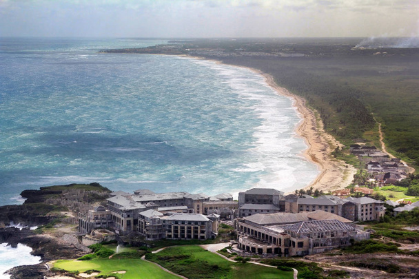 Vista aérea del hotel inacabado en la costa atlántica. Punta.
 - Foto, imagen