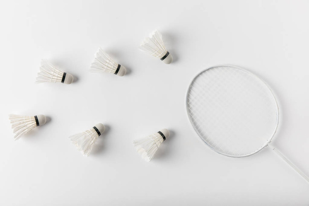 Widok z góry badminton lotki i rakiety na białym stole - Zdjęcie, obraz