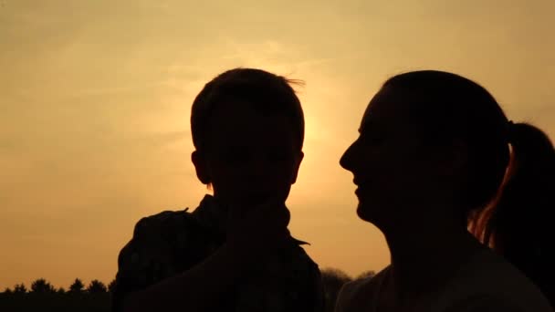 maminka objetí syn při západu slunce - Záběry, video