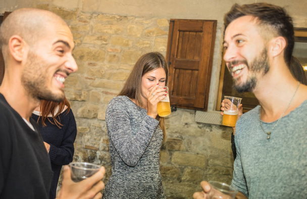 Onnelliset ystävät juomassa olutta kotona syntymäpäiväjuhliin - Ystävyyskonsepti ihmisten kanssa hauskaa yhdessä - Nuoret miehet jakavat ilon hetki juhlii kotona - Lämmin suodatin keskittyen keskimmäinen tyttö
 - Valokuva, kuva