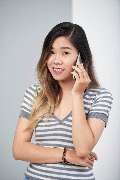 Hermosa joven vietnamita llamando por teléfono
 - Foto, imagen