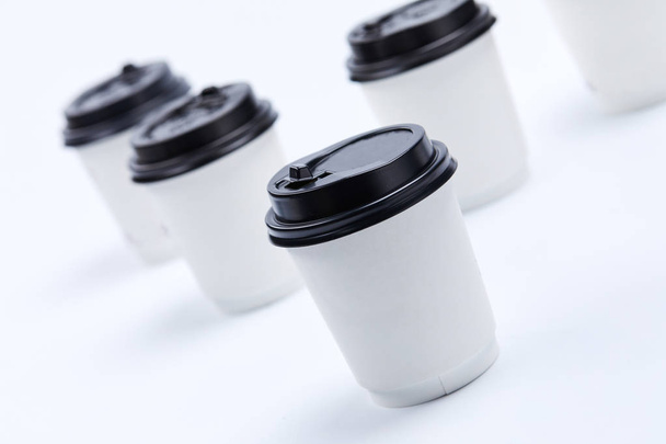 papieren kopjes koffie geïsoleerd op witte achtergrond - Foto, afbeelding