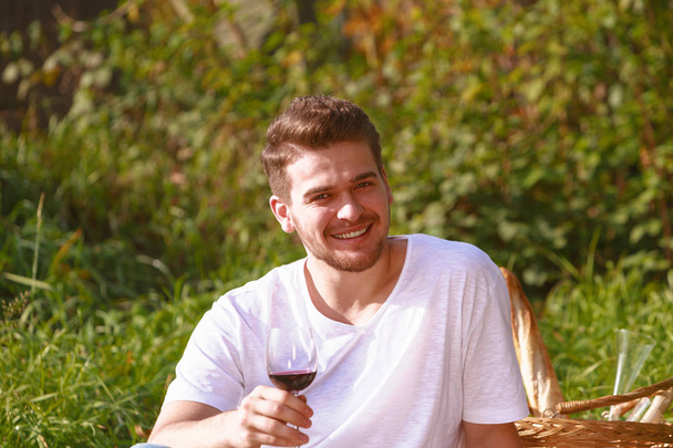 Junger Mann mit einem Glas Wein - 写真・画像
