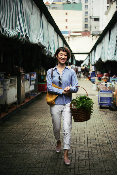 Mulher japonesa feliz andando no mercado de alimentos com grande cesta de legumes
 - Foto, Imagem